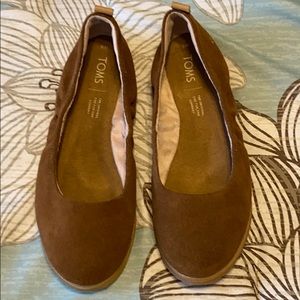 Tom’s Suede Flats